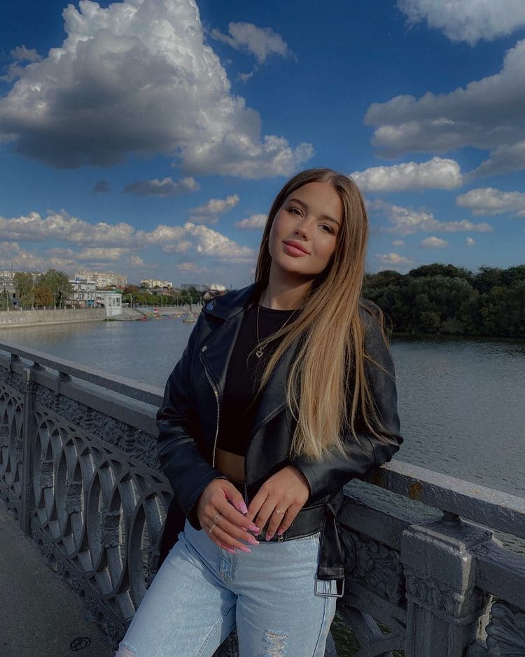 signs a Ukrainian girl likes you