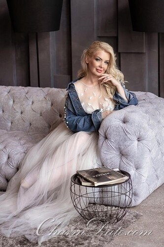 Larisa, 42