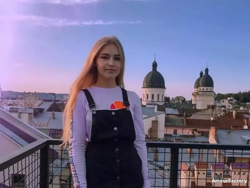 Yulia, 19